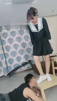 【小祖宗】新手白鞋自然足味相斥调侃男友 细跟轻踏缠绵-套路玩物社