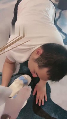 【鑫儿教头】拥挤饮食喂养男友 脚背牵手-套路玩物社
