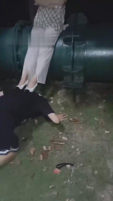 【上海户外探境】职场人士深夜遛犬 恋人 相守高雅丝袜-套路玩物社