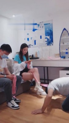 【冷欣情侣】恋人携手制止爱慕者 脚链俏皮动作精致服饰-套路玩物社